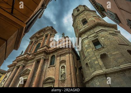 La facciata e il campanile ottagonale incompiuto della Basilica di San Prospero a Reggio Emilia. Reggio Emilia, Emilia Romagna, Italia, Europa Foto Stock