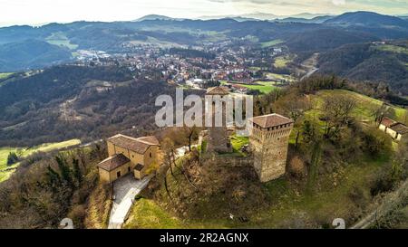 Veduta aerea, movimento orbitale, del castello di Sarzano. Fortificazione medievale, è uno dei castelli delle terre matildiche. Reggio Emilia Foto Stock