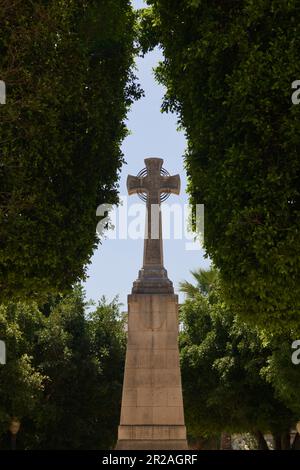 Aprile 2023 . Elche, Alicante, Spagna. Immagine della Croce dei caduti in una piazza nella città di Elche (Alicante, Spagna) Foto Stock