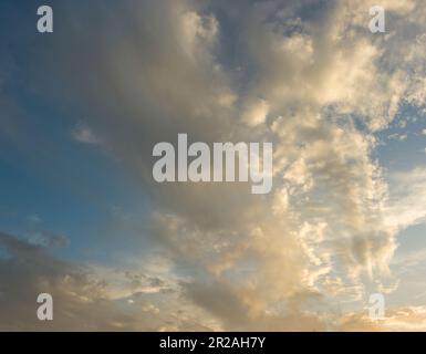 Nuvole nel tardo pomeriggio che riflettono la luce del sole dorata a Sharm el Sheikh, Egitto Foto Stock