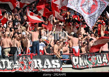 Liegi, Belgio. 18th maggio, 2023. Tifosi e sostenitori della Standard nella foto davanti alla partita tra Standard Femina de Liege e KRC Genk Ladies, la finale della Coppa Belga, a Liegi, giovedì 18 maggio 2023. BELGA PHOTO DAVID CATRY Credit: Belga News Agency/Alamy Live News Foto Stock