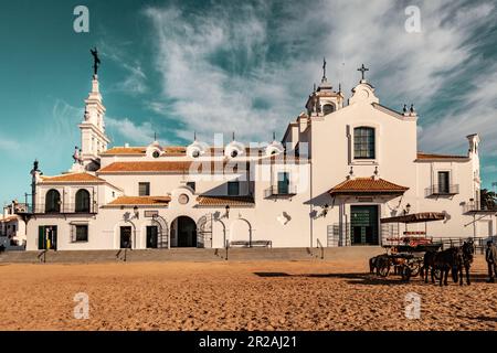 Santuario dell'Ermita del Rocío uno dei più importanti luoghi di pellegrinaggio religioso in Spagna Foto Stock