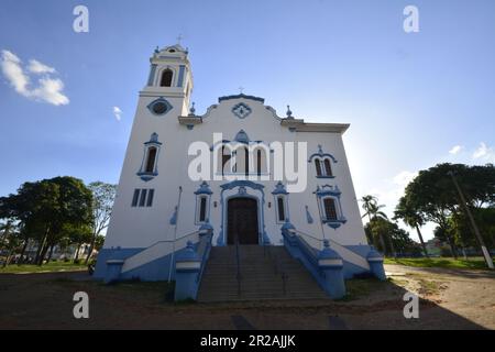 Facciata della Chiesa cattolica in Brasile con scala con cielo blu con nuvole e la natura sul lato. foto grandangolare Foto Stock