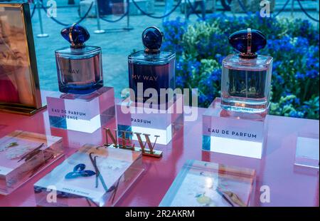 Bottiglie di prodotto ad attivazione di marca per il profumo Giorgio Armani ÒMy WayÓ prima del MotherÕs giorno a Gansevoort Plaza nel quartiere Meatpacking di New York Venerdì 28 aprile 2023. (© Richard B. Levine) Foto Stock