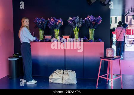 Bouquet di iridi complementari in occasione di un'attivazione del marchio per il profumo Giorgio Armani ÒMy WayÓ prima del MotherÕs Day a Gansevoort Plaza nel quartiere Meatpacking di New York Venerdì 28 aprile 2023. (© Richard B. Levine) Foto Stock