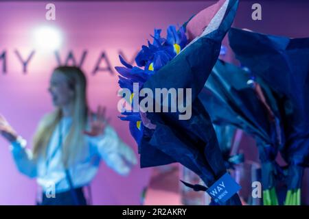 Bouquet di iridi complementari in occasione di un'attivazione del marchio per il profumo Giorgio Armani ÒMy WayÓ prima del MotherÕs Day a Gansevoort Plaza nel quartiere Meatpacking di New York Venerdì 28 aprile 2023. (© Richard B. Levine) Foto Stock