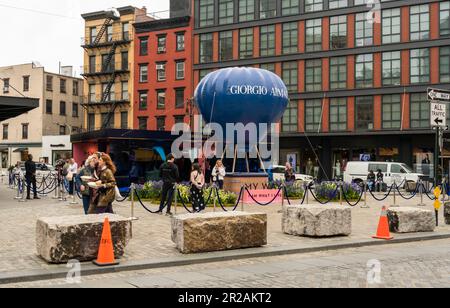 Attivazione del marchio per il profumo Giorgio Armani ÒMy WayÓ prima del MotherÕs giorno a Gansevoort Plaza nel quartiere Meatpacking di New York Venerdì 28 aprile 2023. (© Richard B. Levine) Foto Stock