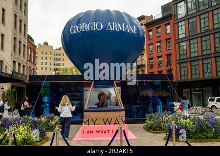 Attivazione del marchio per il profumo Giorgio Armani ÒMy WayÓ prima del MotherÕs giorno a Gansevoort Plaza nel quartiere Meatpacking di New York Venerdì 28 aprile 2023. (© Richard B. Levine) Foto Stock