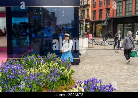 Attivazione del marchio per il profumo Giorgio Armani ÒMy WayÓ prima del MotherÕs giorno a Gansevoort Plaza nel quartiere Meatpacking di New York Venerdì 28 aprile 2023. (© Richard B. Levine) Foto Stock