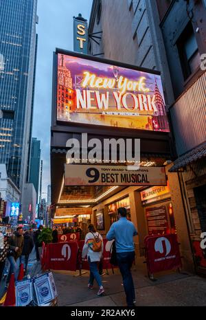 I Theatrelovers mob The St. James Theatre nel quartiere dei teatri di New York per partecipare al musical “New York, New York” mercoledì 3 maggio 2023. Il musical è stato nominato per nove Tony Awards tra cui Best Musical. (© Richard B. Levine) Foto Stock