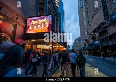 I Theatrelovers mob The St. James Theatre nel quartiere dei teatri di New York per partecipare al musical “New York, New York” mercoledì 3 maggio 2023. Il musical è stato nominato per nove Tony Awards tra cui Best Musical. (© Richard B. Levine) Foto Stock