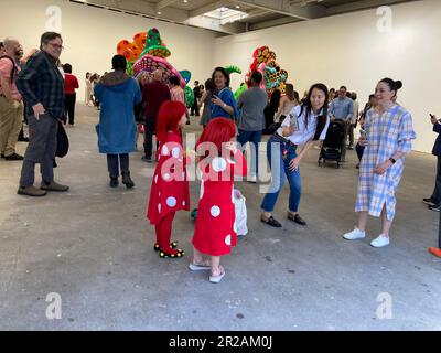 Centinaia di amanti dell’arte si affollano all’apertura di “i spend Each Day abbracciando i fiori” di Yayoi Kusama alla David Zwirner Gallery di Chelsea a New York giovedì 11 marzo 2023. La mostra presenta nuovi dipinti, nuove sculture e una nuova "stanza dello specchio a sfioro", il tutto in una delle sue più grandi mostre. (© Frances M. Roberts) Foto Stock