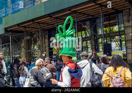 I sostenitori della marijuana marciano a New York sabato 6 maggio 2023 alla 50th° edizione della NYC Cannabis Parade. La marcia includeva un'ampia gamma di dati demografici, dai Millennial ai hippies di vecchia data. New York ha legalizzato la marijuana per uso ricreativo per adulti di 21 anni e più dopo molti anni e molti tentativi falliti. (© Richard B. Levine) Foto Stock