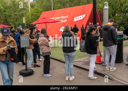 Attivazione del marchio ResY in Flatiron Plaza a New York mercoledì 4 maggio 2023. ResY è un servizio di prenotazione ristorante, acquistato nel 2019 da American Express. (© Richard B. Levine) Foto Stock