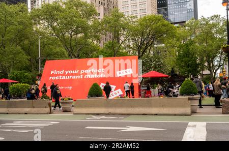 Attivazione del marchio ResY in Flatiron Plaza a New York mercoledì 4 maggio 2023. ResY è un servizio di prenotazione ristorante, acquistato nel 2019 da American Express. (© Richard B. Levine) Foto Stock