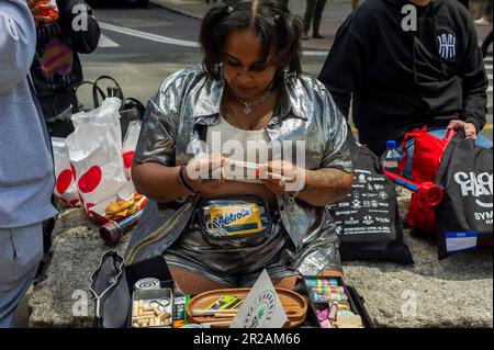Una donna lancia un grande giunto a New York il sabato 6 maggio 2023 alla 50th° edizione annuale della NYC Cannabis Parade. La marcia includeva un'ampia gamma di dati demografici, dai Millennial ai hippies di vecchia data. New York ha legalizzato la marijuana per uso ricreativo per adulti di 21 anni e più dopo molti anni e molti tentativi falliti. (© Richard B. Levine) Foto Stock