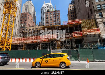 Costruzione su BillionaireÕs Row, una collezione di residenze super-alte per i ricchi uber principalmente sulla West 57th Street a New York Domenica, 7 maggio 2023. (© Richard B. Levine) Foto Stock