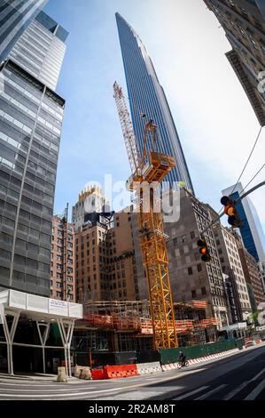 Costruzione su BillionaireÕs Row, una collezione di residenze super-alte per i ricchi uber principalmente sulla West 57th Street a New York Domenica, 7 maggio 2023. (© Richard B. Levine) Foto Stock