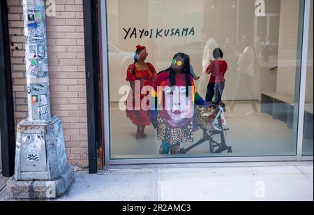 Centinaia di amanti dell’arte si affollano all’apertura di “i spend Each Day abbracciando i fiori” di Yayoi Kusama alla David Zwirner Gallery di Chelsea a New York giovedì 11 marzo 2023. La mostra presenta nuovi dipinti, nuove sculture e una nuova "stanza dello specchio a sfioro", il tutto in una delle sue più grandi mostre. (© Richard B. Levine) Foto Stock