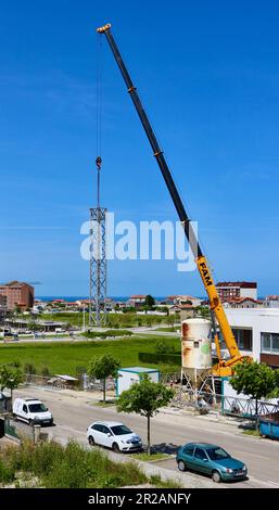 Lo smontaggio di una gru a torre Santander Cantabria Spagna Foto Stock