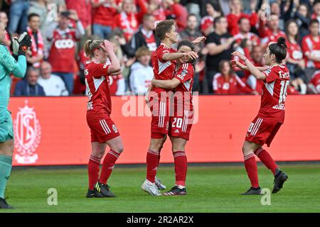 Liegi, Belgio. 18th maggio, 2023. I giocatori di Standard Femina festeggiano dopo aver segnato durante la partita tra Standard Femina de Liege e KRC Genk Ladies, la finale della Coppa Belga, a Liegi, giovedì 18 maggio 2023. BELGA PHOTO DAVID CATRY Credit: Belga News Agency/Alamy Live News Foto Stock