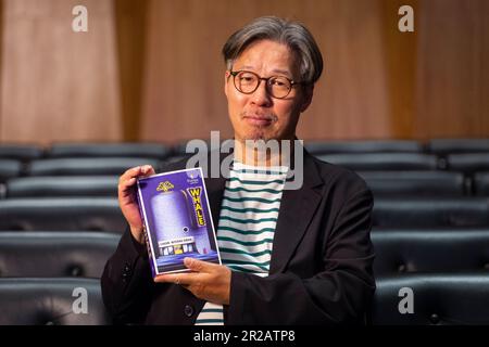 Londra, Regno Unito. 18 maggio 2023. Cheon Myeong-kwan, autore di ‘Whale’ in una fotocall per autori e traduttori selezionati per il Premio Internazionale Booker alla Queen Elizabeth Hall del Southbank Centre, in vista dell’annuncio del vincitore il 23 maggio. Il premio celebra i romanzieri e gli scrittori di storia corta da tutto il mondo così come l'arte di traduzione illuminando una luce sulla romanzo tradotto migliore. Credit: Stephen Chung / EMPICS / Alamy Live News Foto Stock