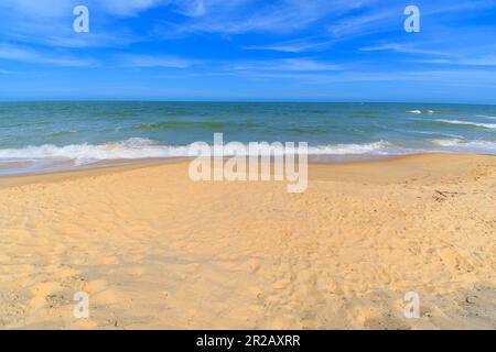 Il paesaggio di una spiaggia brasiliana nord-est, Trancoso - Spiaggia di Nativos, Porto Seguro - Bahia stato. Spiaggia tropicale brasiliana durante l'estate. Foto Stock