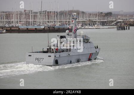 La nave navale francese FS CORMORAN arriva alla base navale per una breve visita alla città Foto Stock