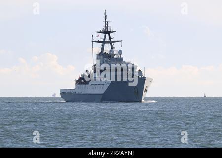 La nave di pattuglia offshore HMS MERSEY, classe Royal Navy River, si avvicina alla base navale Foto Stock