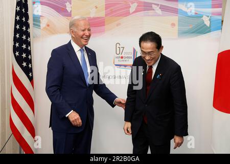 Hiroshima, Prefettura di Hiroshima, Giappone. 18th maggio, 2023. Il presidente DEGLI STATI UNITI JOE BIDEN (a sinistra) e IL PRIMO ministro giapponese FUMIO KISHIDA (R) reagiscono prima di un incontro bilaterale in vista del vertice dei leader del Gruppo dei sette (G7) a Hiroshima. (Credit Image: © Kiyoshi Ota-Pool via ZUMA Press Wire) SOLO PER USO EDITORIALE! Non per USO commerciale! Foto Stock