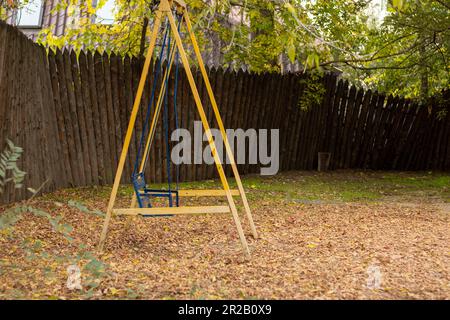 vecchia oscillazione per i bambini abbandonati in un parco in autunno in ucraina nella città di dnipro Foto Stock