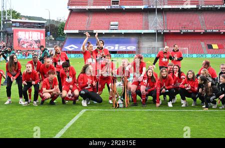 Liegi, Belgio. 18th maggio, 2023. I giocatori di Standard Femina festeggiano dopo aver vinto la partita tra Standard Femina de Liege e KRC Genk Ladies, la finale della Coppa Belga, a Liegi, giovedì 18 maggio 2023. BELGA PHOTO DAVID CATRY Credit: Belga News Agency/Alamy Live News Foto Stock