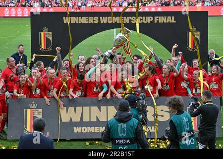 Liegi, Belgio. 18th maggio, 2023. I giocatori di Standard Femina festeggiano dopo aver vinto la partita tra Standard Femina de Liege e KRC Genk Ladies, la finale della Coppa Belga, a Liegi, giovedì 18 maggio 2023. BELGA PHOTO DAVID CATRY Credit: Belga News Agency/Alamy Live News Foto Stock