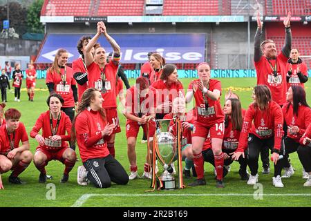 Liegi, Belgio. 18th maggio, 2023. I giocatori di Standard Femina festeggiano dopo aver vinto la partita tra Standard Femina de Liege e KRC Genk Ladies, la finale della Coppa Belga, a Liegi, giovedì 18 maggio 2023. BELGA PHOTO DAVID CATRY Credit: Belga News Agency/Alamy Live News Foto Stock