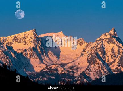 Moon over trapper picco nella Bitterroot Mountains vicino conner, montana Foto Stock