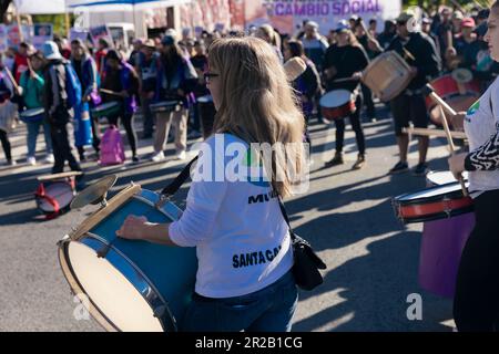 Buenos Aires, Argentina. 18th maggio, 2023. Le organizzazioni sociali hanno partecipato alla Giornata della lotta in unità contro l'adeguamento del Fondo monetario Internazionale (FMI). Marciarono verso il Ministero dello sviluppo sociale. (Credit: Esteban Osorio/Alamy Live News) Foto Stock