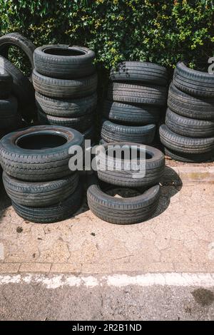 Vecchia pila di pneumatici Foto Stock