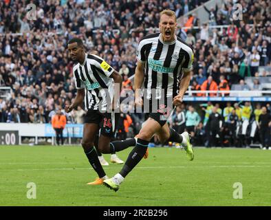 Newcastle upon Tyne, Regno Unito. 18th maggio, 2023. DaN Burn (R) di Newcastle United festeggia il secondo gol durante la partita della Premier League tra Newcastle United e Brighton Hove Albion a St. James' Park, Newcastle upon Tyne. Il credito dell'immagine dovrebbe essere: Nigel Roddis/Sportimage Credit: Sportimage Ltd/Alamy Live News Foto Stock