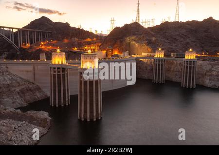 Primo piano della diga di Hoover. Diga di Hoover e lago Mead nell'area di Las Vegas. Grandi torri di aspirazione Comstock presso la diga di Hoover. Hoover Dam in serata con illuminazioni senza persone. Foto Stock