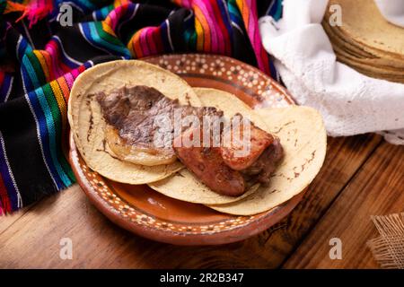 Taco campechano stile, Carne Asada. (Carne arrosto) e chorizo o longaniza, piatto molto popolare nel Messico settentrionale, chiamato anche Asado, Discada o Parrill Foto Stock