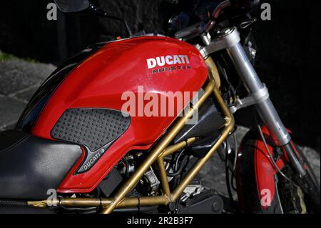 Primo piano di una motocicletta Ducati Monster standard a Enna, Sicilia Italia. Foto Stock