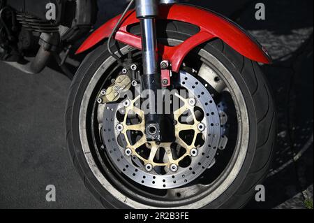 Primo piano di una ruota anteriore Ducati Monster standard a Enna, Sicilia Italia. Foto Stock