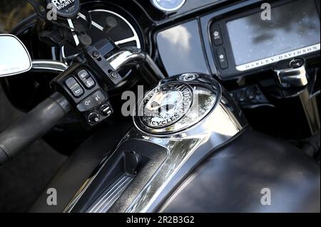 Vista in primo piano di un serbatoio di carburante per moto Harley Davidson 'Screaming Eagle' con logo sull'Etna, Sicilia Italia. Foto Stock