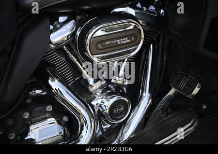 Primo piano di una motocicletta Harley Davidson 'Screaming Eagle' in edizione speciale sull'Etna, Sicilia Italia. Foto Stock