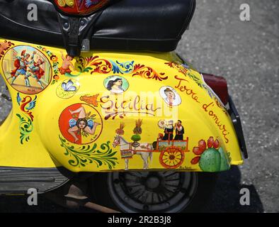 Vespa d'epoca dipinta a mano su misura decorata con iconografia popolare siciliana in Sicilia, Italia. Foto Stock
