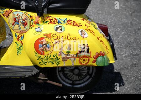 Vespa d'epoca dipinta a mano su misura decorata con iconografia popolare siciliana in Sicilia, Italia. Foto Stock