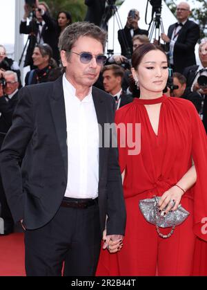 Cannes, Francia. 18th maggio, 2023. Jean-Michel Jarre e Gong li assistono al tappeto rosso "Indiana Jones e il Dial of Destiny" durante il 76th° festival annuale di Cannes al Palais des Festivals il 18 2023 maggio a Cannes Francia. Photo DGP/imageSPACE /Sipa USA Credit: Sipa USA/Alamy Live News Foto Stock