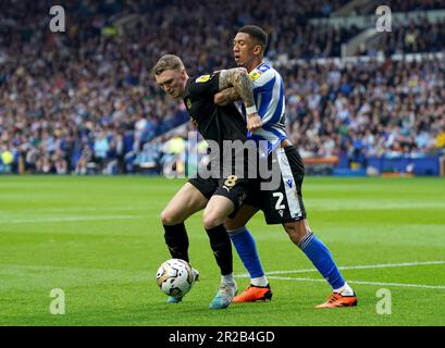 Liam Palmer (a destra) di Sheffield Wednesday e Jack Taylor di Peterborough United si battono per la palla durante la partita semifinale della Sky Bet League One a Hillsborough, Sheffield. Data immagine: Giovedì 18 maggio 2023. Foto Stock