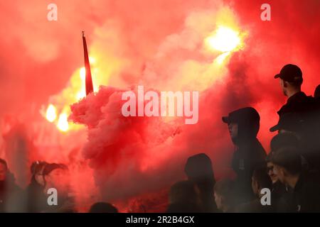 Amsterdam, Paesi Bassi. 18th maggio, 2023. AZ Alkmaar tifosi durante la partita di seconda tappa della UEFA Conference League semifinale tra AZ Alkmaar e West Ham United allo stadio AFAS il 18th 2023 maggio ad Amsterdam, Paesi Bassi. (Foto di Daniel Chesterton/phcimages.com) Credit: PHC Images/Alamy Live News Foto Stock