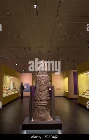 Rilievo a due lati in forma umana, di tipo menhir, età del Bronzo precoce (3200-2100 B.C) . Museo diacronico di Larissa, Grecia Foto Stock